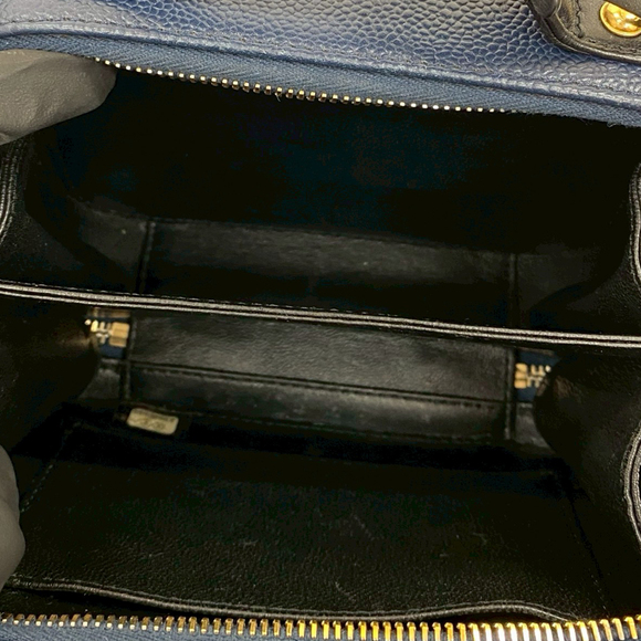 Pre-Loved Chanel Small Bicolor Caviar CC Filigree Vanity Case - Picture 3 of 9